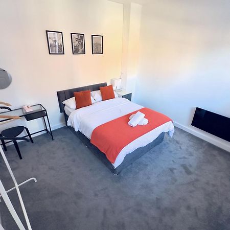 Modern House In Birmingham Villa ภายนอก รูปภาพ